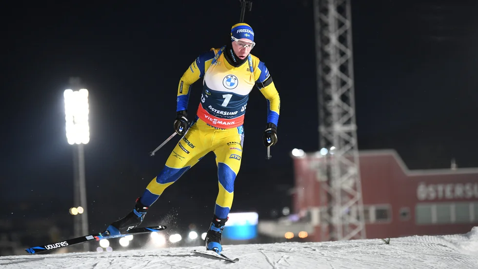 Sveriges Sebastian Samuelsson i herrarnas 12,5 km jaktstart vid världscupen i skidskytte på skidstadion i Östersund.