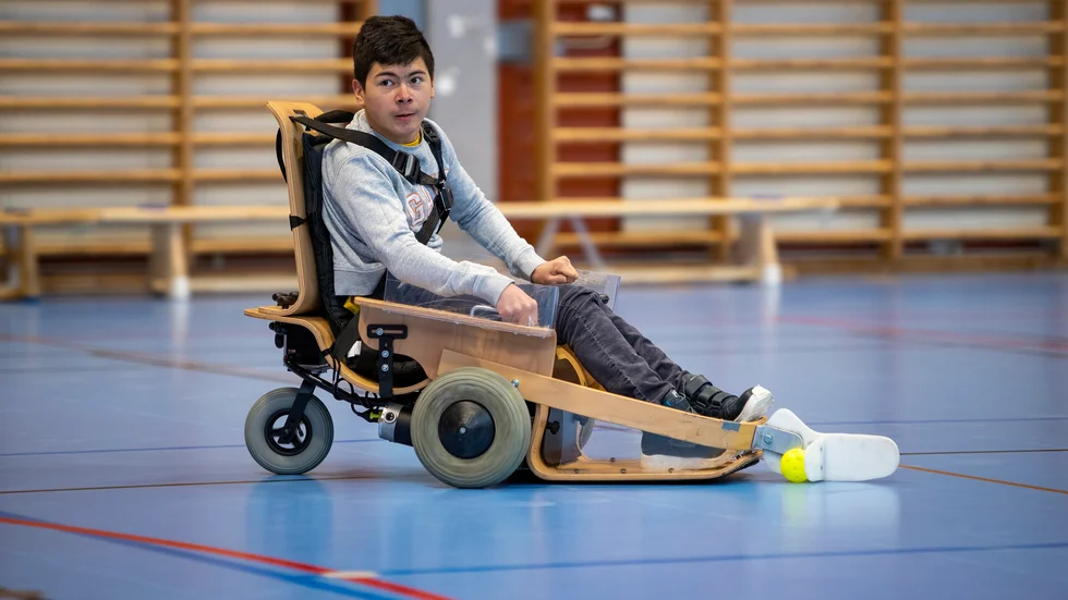 Julius Mård är 14 år och älskar att spela elhockey. Nu vill Linköping Parasportförening starta ett lag och behöver fler spelare.