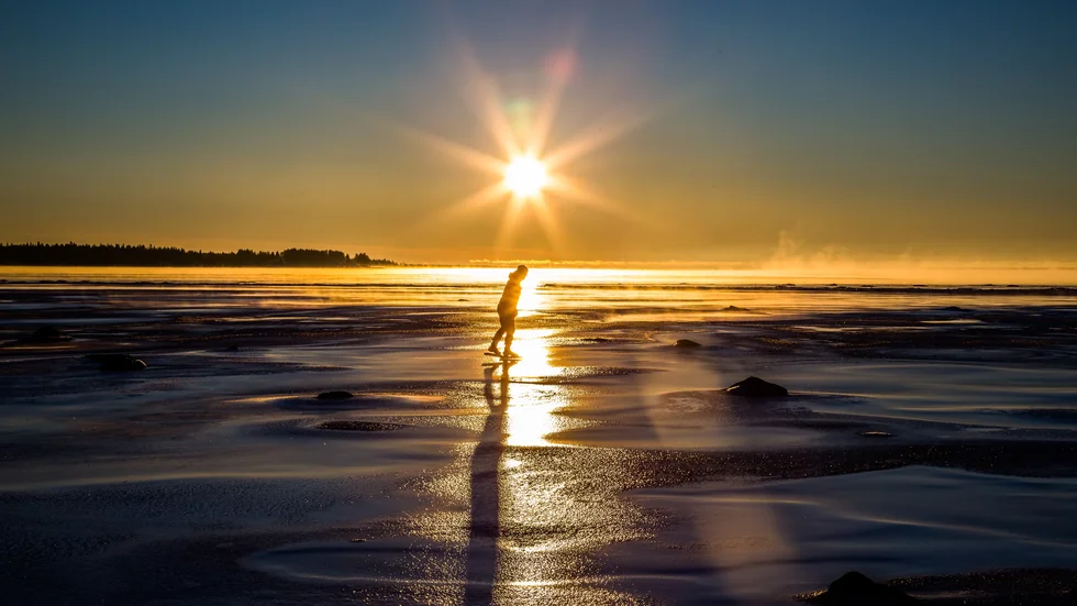 "Skridskoåkaren" av Peter Erixon. "En fin morgon vid Hamnholmen Isen hade precis lagt sig och det öppna vattnet är strax utanför. Då var det bara att vänta tills bilden infann sig". Peter Erixon är amatörfotograf som har fotograferat till och från sedan 70-talet. Natur och landskap är vanliga motiv, men det blir även en hel del fågelbilder.
