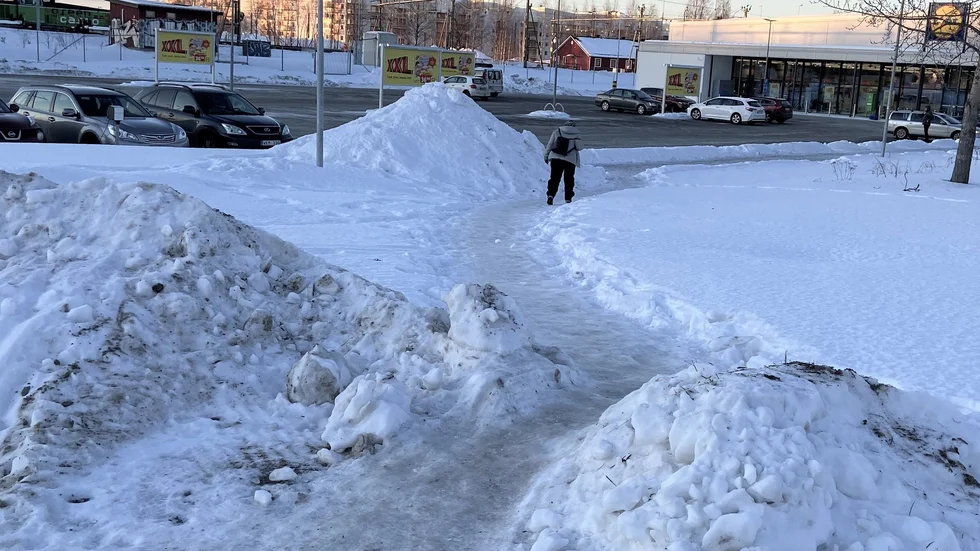 Vissa kunder väljer, i brist på gångväg, att gena genom snön på sin väg till butiken. Det finns flera liknande stigar i området.