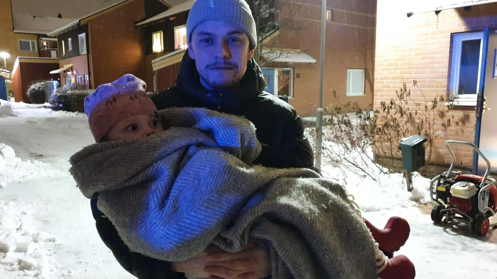 Oskar Lindeblad och hans dotter Ester bor granne med det drabbade radhuset. 