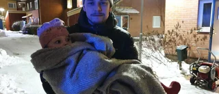 Grannen Oskar upptäckte rök i huset och sprang för att släcka i radhuset