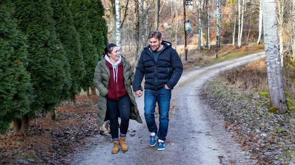 Evelina och Backis från Bonde söker fru är nu sambos. De stormtrivs tillsammans på gården som ligger mitt ute i skogen.