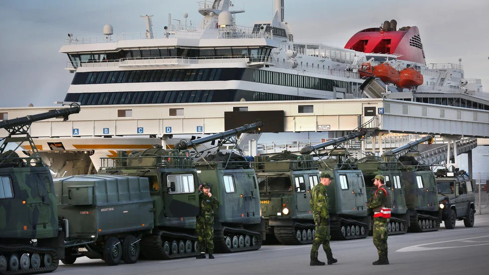 Under lördagen kom en hel färja lastad med militära fordon och soldater. P4 i Skövde och T2 Trängregemente var några av de garnisoner de kom ifrån.