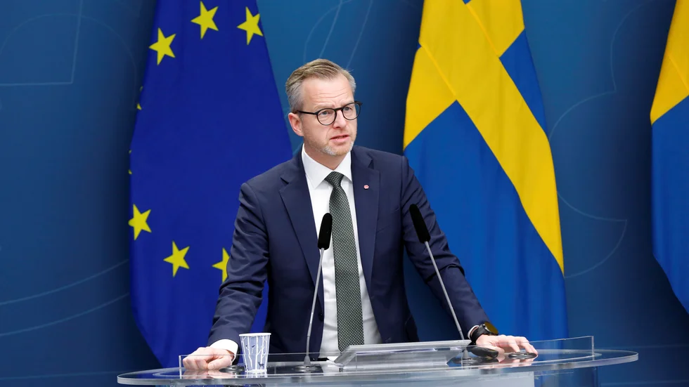 Finansminister Mikael Damberg (S) har det nya året till ära tagit på sig spenderbyxorna. Hushållen ska kompenseras för de höga elpriserna. Prislappen landar på sex miljarder kronor.