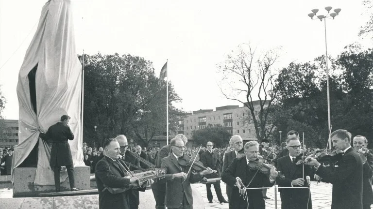 Strax innan täckelset föll spelade ett tiotal av Upplands mest kända folkmusiker. Viksta-Lasse och Eric Sahlström var två av dem.