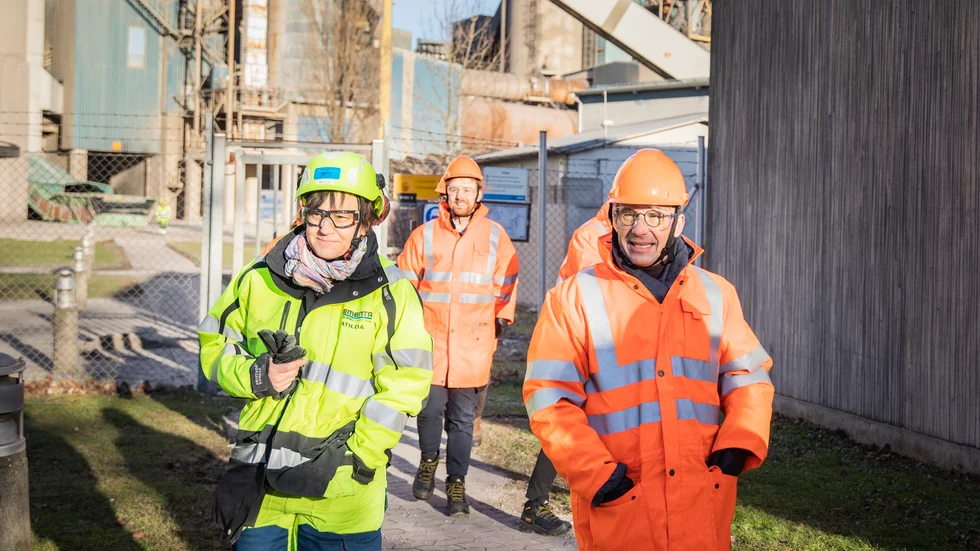Cementas fabrikschef Matilda Hoffstedt visade riksdagsledamoten Jesper Skalberg Karlsson (M), och nuvarande statsministern Ulf Kristersson (M) runt på Cementa i Slite den 18 januari 2022.  Detta för att diskutera de möjligheter och utmaningar som svensk cementtillverkning står inför.