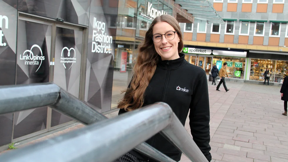 Detaljhandeln Önska lever vidare i Linköping med nytt ägarskap. 25-åriga Matilda Brobäck, som är dotter till de tidigare ägarna Thomas och Sela Brobäck, blir ny butiksansvarig, vilket var nyckeln till fortsättningen.