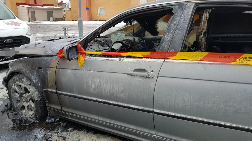 En bil brann på en parkering i Motala under natten till onsdagen.