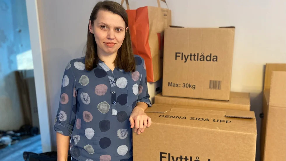 Monika Koscielniak med kartongerna som ska till Polen. 