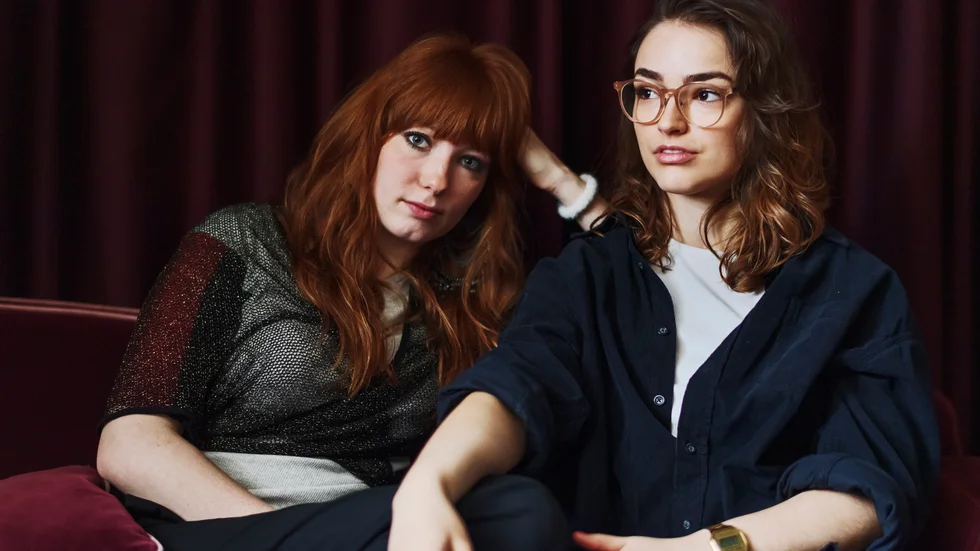 Huvudrollsinnehavarna Nikki Hanseblad och Melina Benett Paukkonen debuterar båda två på vita duken i ungdomsfilmen "Så jävla easy going".