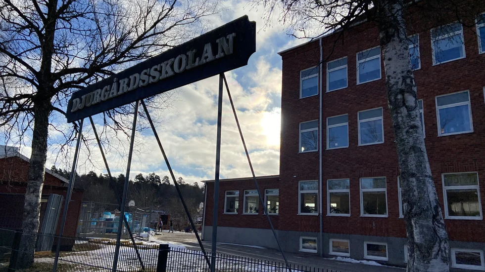 Ett larm om en beväpnad person vid Djurgårdsskolan i Eskilstuna fick flera polispatruller att rycka ut på måndagsmorgonen. Larmet visade sig dock vara en busringning och vid halv tiotiden på förmiddagen var det åter lugnt vid skolan och eleverna kunde gå ut på gården igen.