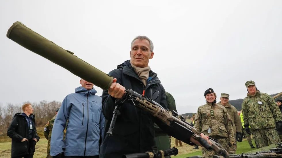 


Dagens debattör hävdar att det är den västliga försvarsorganisationen Nato dom ligger bakom "militariseringen av Sverige." På bilden Natos Jens Stoltenberg. 



