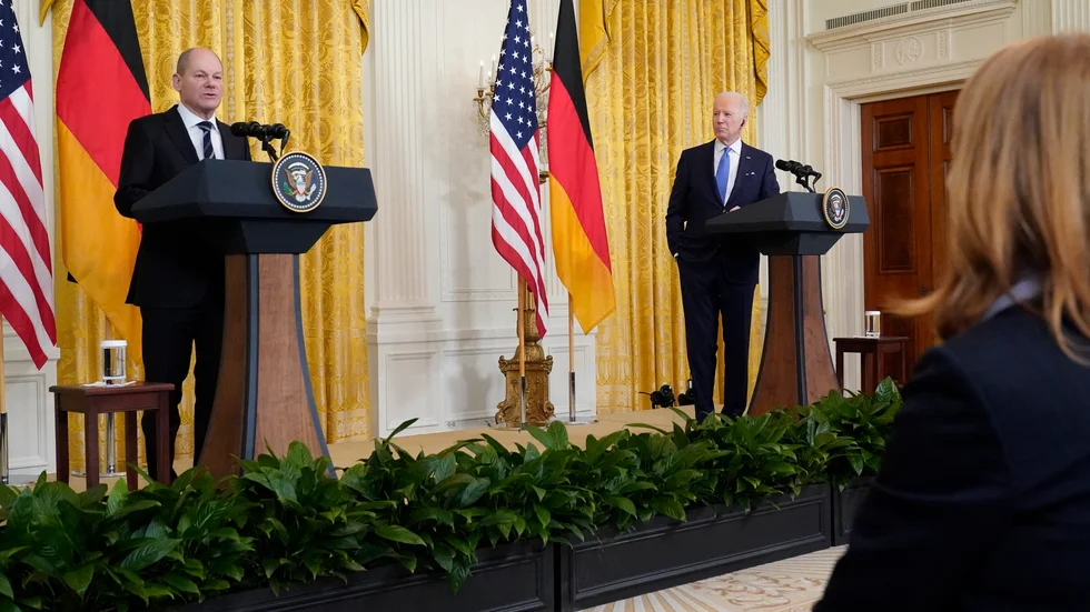 7 februari höll USA: s president Joe Biden och Tysklands kansler Olaf Scholz en pressträff i Vita Huset om Rysslandspolitiken. Biden sa: "Går Putin in i Ukraina så stoppar vi gasledningen Nordstream 2, eller hur Olaf?" Scholz nickade bifall med spänt ansikte. Kanske gick den politiken hem i Moskva? 