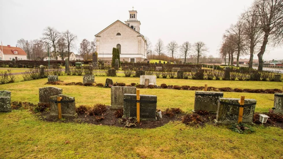 Stensäkert. Från början var 200 av 380 gravstenar på kyrkogården i Mogata stöttade. Ungefär hälften har åtgärdats.