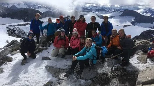 Toppen. Ungdomar från Söderköping nådde toppen av Galdhöpiggen, Norges högsta berg. På bilden ses Oscar Broddegård, Melvin Lagerman, Fabian Strehlin, Patrick Bartle, Erik Berge, Gustav Sjödin, Gabriel Filon, Axel Jonsson. Ellinor Littorin, Mariam Rashed, Daniella Huanuco Rios, Maja Johansson, Lina Kromner, Adam Berndtsson och William Landqvist.