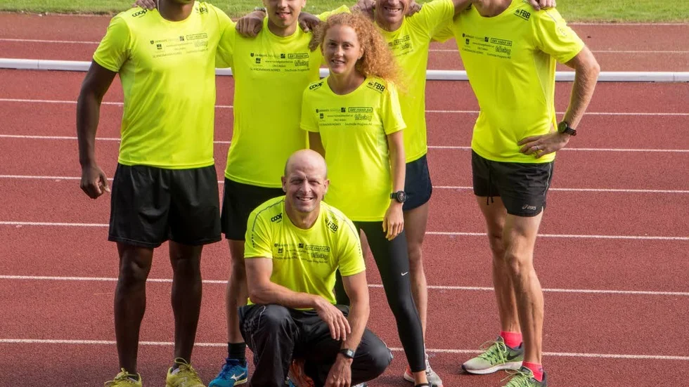 Skogslöpare. Några medlemmar i Forest Runners tre lag, Henrik Nyhrén, Simon Lundin, Lina Sävenhed, Robbin Kantorp, Peter Franzén och sittande på huk Robert Skoog.