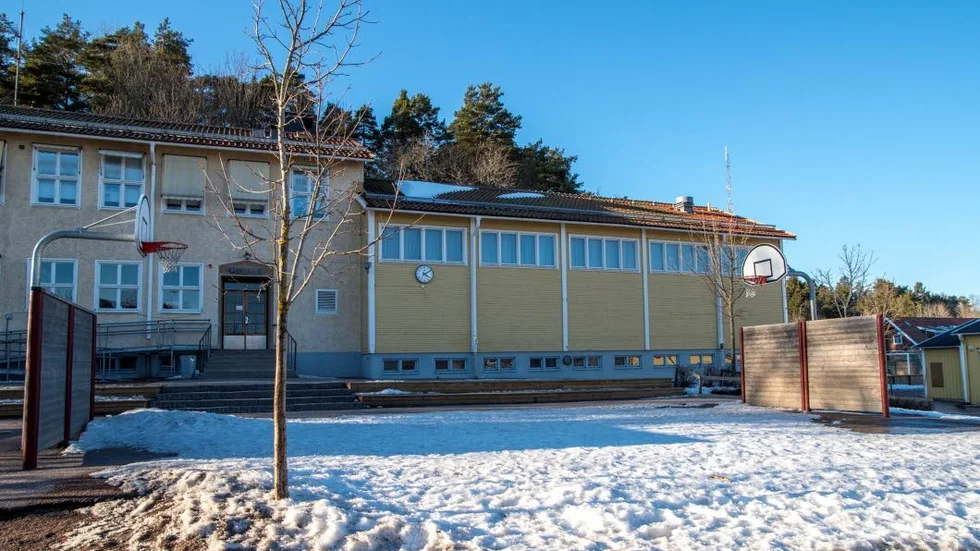 Vägg i vägg. Brobyskolan med gymnastikhallen i direkt anslutning till höger. Nu ska den totalrenoveras.