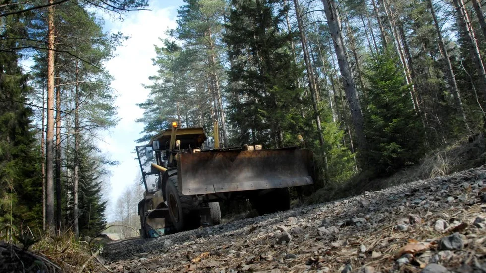 En enskild väg. På bilden en av alla enskilda vägar som finansieras av privatpersoner. Systemet bör ändras skriver dagens debattörer.