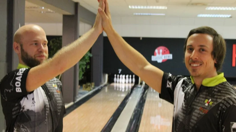High five. På typiskt bowlingmanér klappar bordskompisarna Christopher Lüttke och Emil Ågren efter årets första vinst i Elitserien. Paret tog maximala fyra poäng och i slagning var de också i topp.