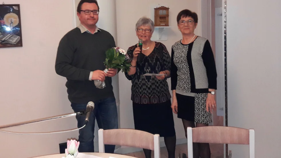 Fick blommor. Mattias Degerman avtackades av Gunilla Holm och Gun Lundgren. Foto: Privat.