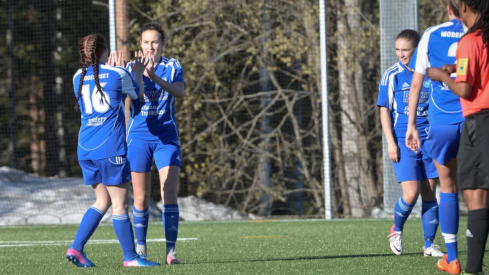 Många mål. Hanna Degerman jublar efter ett av hennes tre mål. Degermans målskytte blev avgörande för Clemensnäs som vände matchen och vann med 5–2 borta mot Bureå på Tallbackas IP. Foto: Carina Kvist.