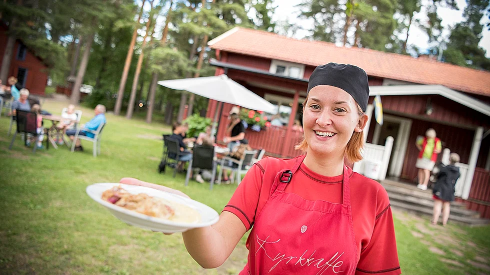 Serverar. Ida Lundell, 17 år, tycker att alla hon möter på kaféet är så snälla. Foto: Lars Eriksson.