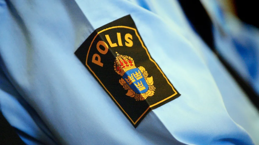 En polisman åtalas, misstänkt för barnfrids- och hemfridsbrott.