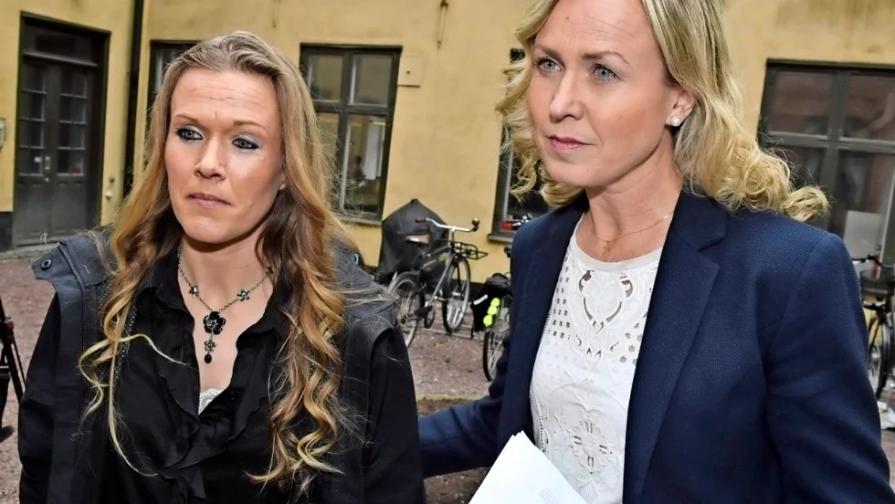 Barnmorskan Ellinor Grimmark (t.v.) och hennes juridiska ombud Ruth Nordström (t.h.). Foto: Jonas Ekströmer/TT Foto: Jonas Ekströmer/TT.