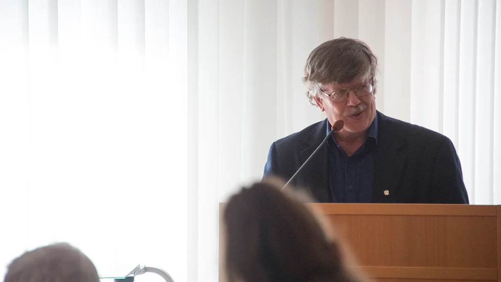 Lennart Wigenstam (C), ledamot i barn- och utbildningsnämnden, var en av dem som entrade talarstolen vid torsdagens kommunfullmäktige när den genomlysning som gjorts inom grundskoleverksamheten kom upp för diskussion. Foto: Malin Johansson