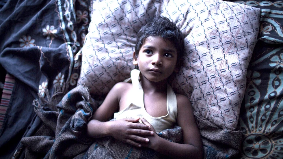 Ensam i världen. Sunny Pawar spelar Saroo som blir alldeles ensam i världen.
