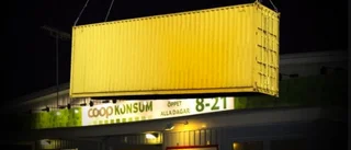 Här öppnas den gyllene containern i Robertsfors