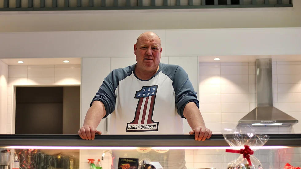 Mikael Anderö, på Karamellhörnan i Rimforsa, vill ge ortens ungdomar en trygg plats att umgås på. "Vi måste ta hand om våra ungdomar", säger han. 