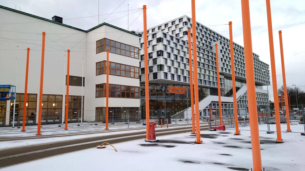 De orangea stolparna på Hamngatan vid Mälardalens högskola har vållat huvudbry. Nu står det klart vad de ska användas till.
