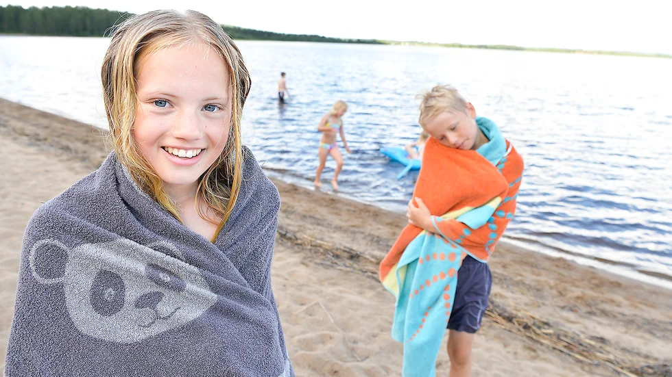 Modiga. Elvira och Lukas Eklund har badat flera gånger redan. Bland annat i Långnäsbadet. De dök i utan att gruva sig det minsta. Foto: Jeanette Lövgren.