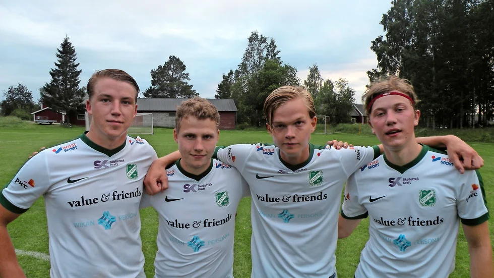 NIO MÅL. Det gjorde de när moröspelarna tillsammans i DM-matchen mot Bergsbyn, fr v Oscar Larsson, Andreas Marklund, 3, William Ögren, 2, och John Persson, 3. Matchen slutade 9–1 till Morön BK. Foto: Bo Fuhrman.