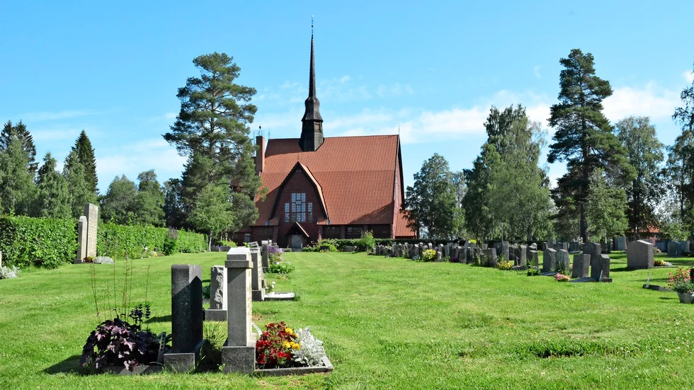 På kyrkogården. Framförallt i fjol var det många gravstenar som lagts omkull, något som fick många norsjöbor att reagera över hur det såg ut. Foto: Evelina Eriksson.