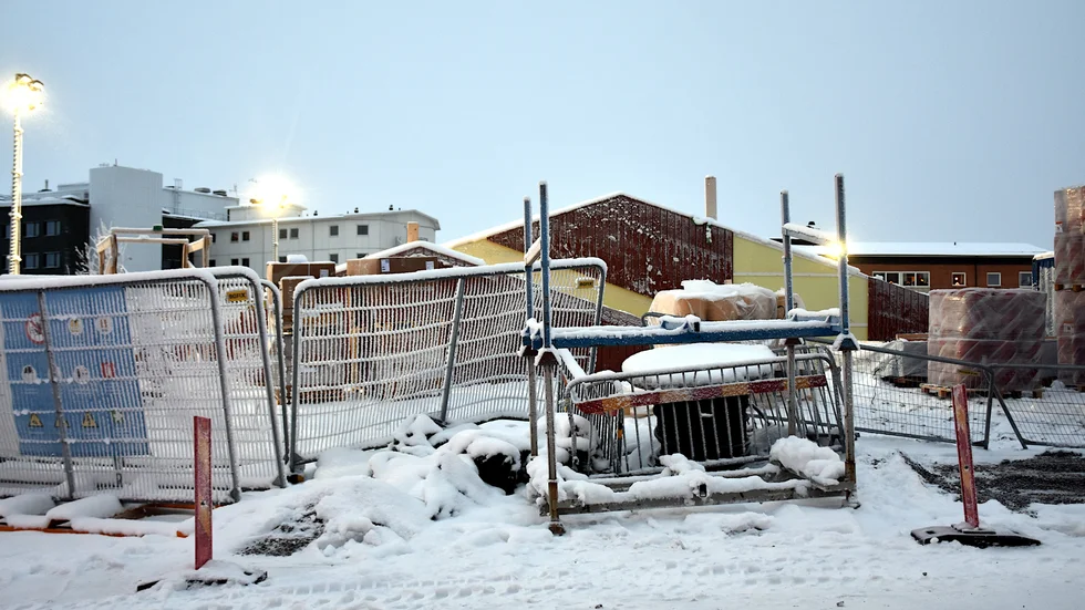 Det var här på Lindbäcks bygge vid kommunhuset i Gällivare som olyckan där en man fick en takdel över sig inträffade.