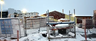 Takdel skadade man på bygge – bröt benet • "Fler kan behöva förhöras"