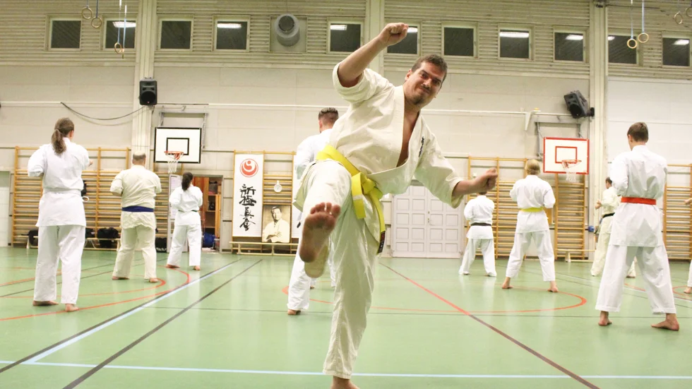 I tolv år har Andreas Ruhlander tränat karate i Linköpings budoklubb.Nu vill han locka flera, i samma situation som han själv, att börja träna.