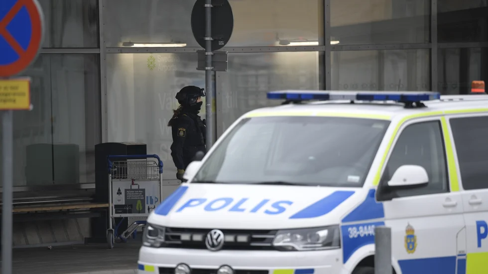 En person greps och förhördes av misstag på Arlanda i mars tidigare i år. Nu varnas en polis i ärendet då denne glömt att avlysa den tidigare misstänkte.