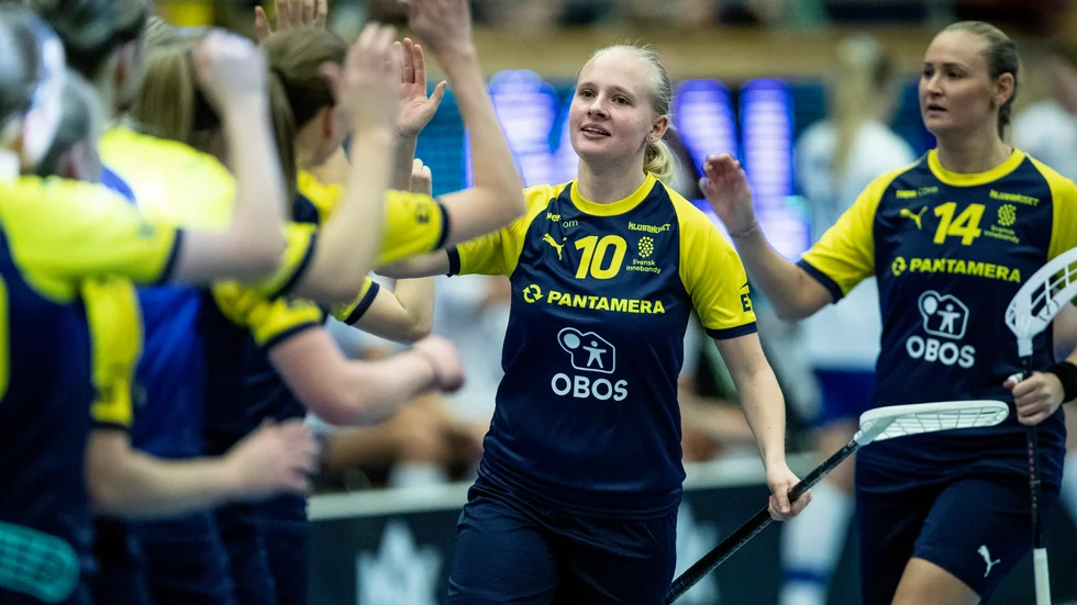 Sveriges Cajsa Elm jublar efter 9-3 under tisdagens gruppspelsmatch i innebandy-VM mellan Finland och Sverige.