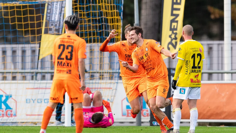 AFC:s Ashley Coffey är nominerad till november månads bästa spelare i Superettan.