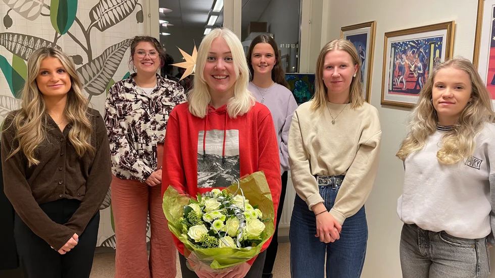 Årets Västerviks lucia med tärnor besöker drygt ett 20-tal platser i staden den 13 december. På lördag är det kröning i Bryggaren. Från vänster: Alva Jacobsson, Mikaela Johansson, Lovisa Andreassen, Maja Olsson, Smilla Lindell och Amelia Gunnarsson Kaaling. Fanny Thelin saknas på bilden.