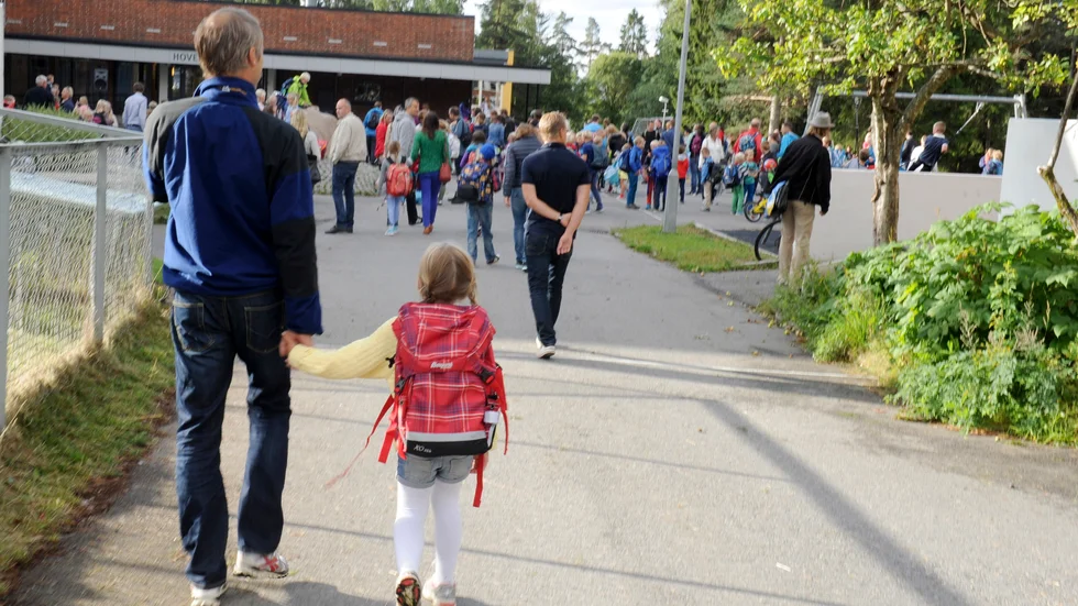 Skolgården blev en tidig kontakt med klassamhället för skribenten.