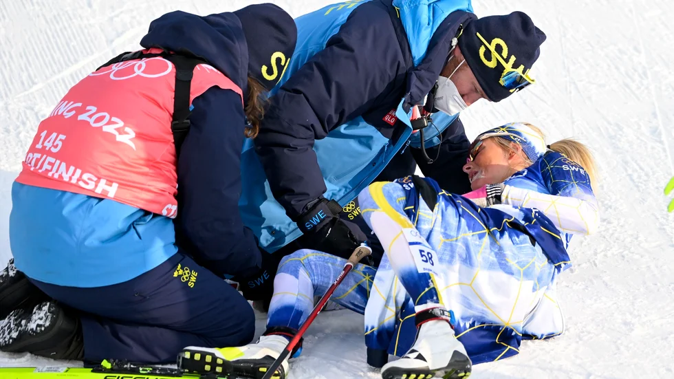 Frida Karlsson får hjälp efter målgången på damernas 10 km.