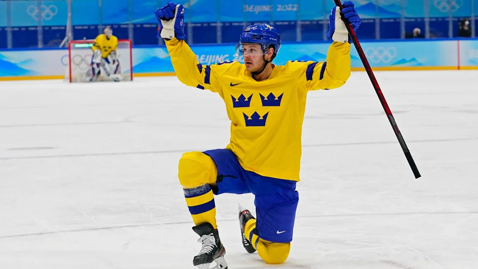 Lucas Wallmark firar ett av sina mål i segermatchen mot Lettland.