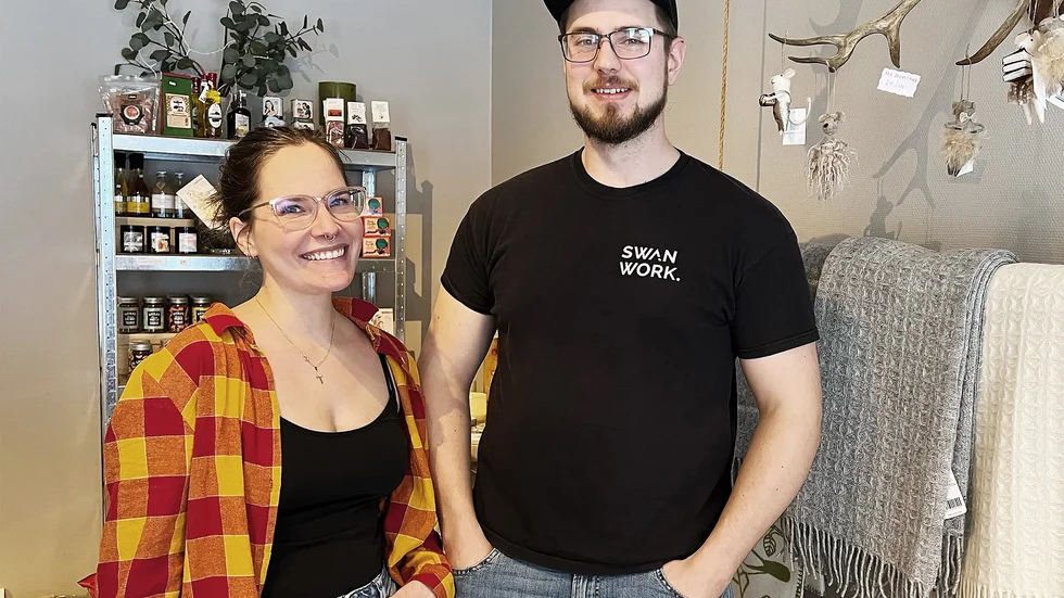 Sandra Lehto och Benjamin Kenttämaa Lehto har många järn i företagarelden, bland annat en butik med tillhörande webbutik.