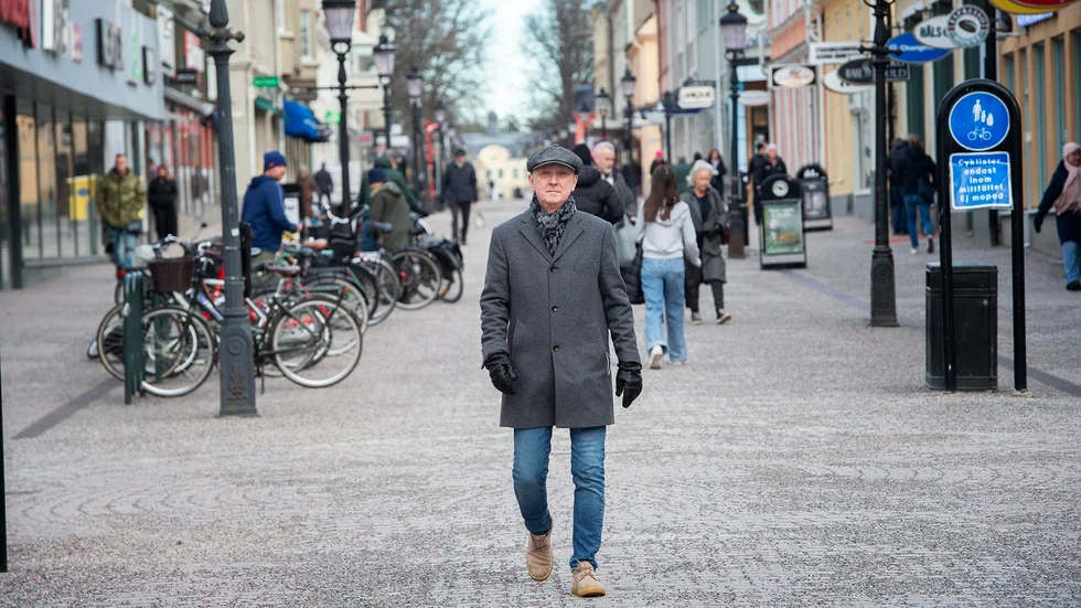 Artisten Danne Stråhed gick överraskande vidare i Melodifestivalen på lördagen. Nu vilar han upp sig i Nyköping efter den omtumlande skrällen i tävlingen och tar en promenad i Nyköpings centrum.
