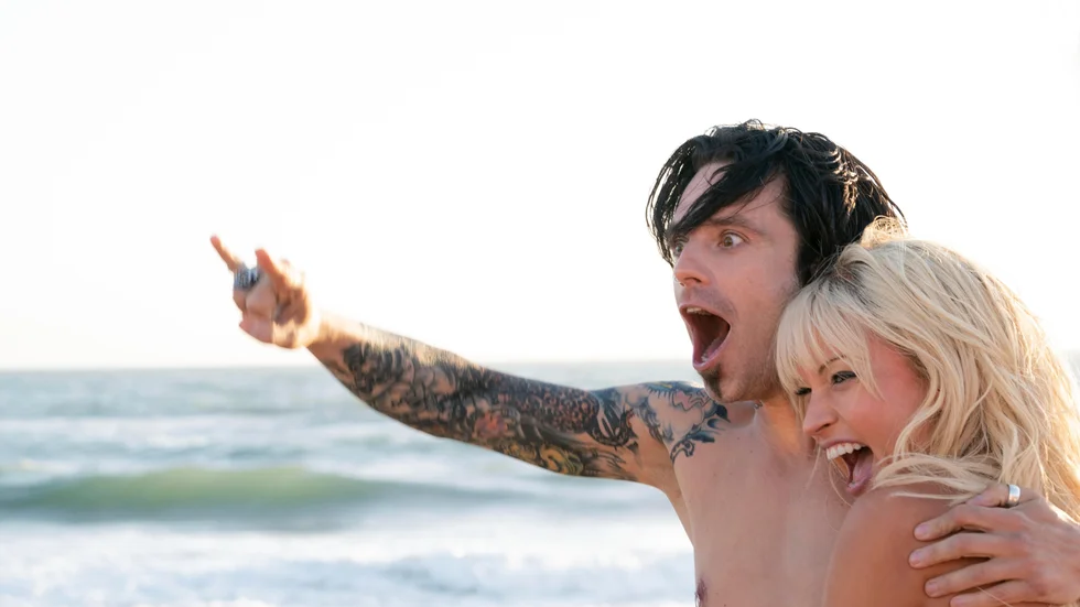 
Filmstjärnorna Sebastian Stan och Lily James spelar Tommy Lee och Pamela Anderson i nya serien "Pam & Tommy". De gör det skandalomsusade paret till två människor av kött och blod, långt ifrån schablonbilden som medierna skapade av dem när det begav sig.
